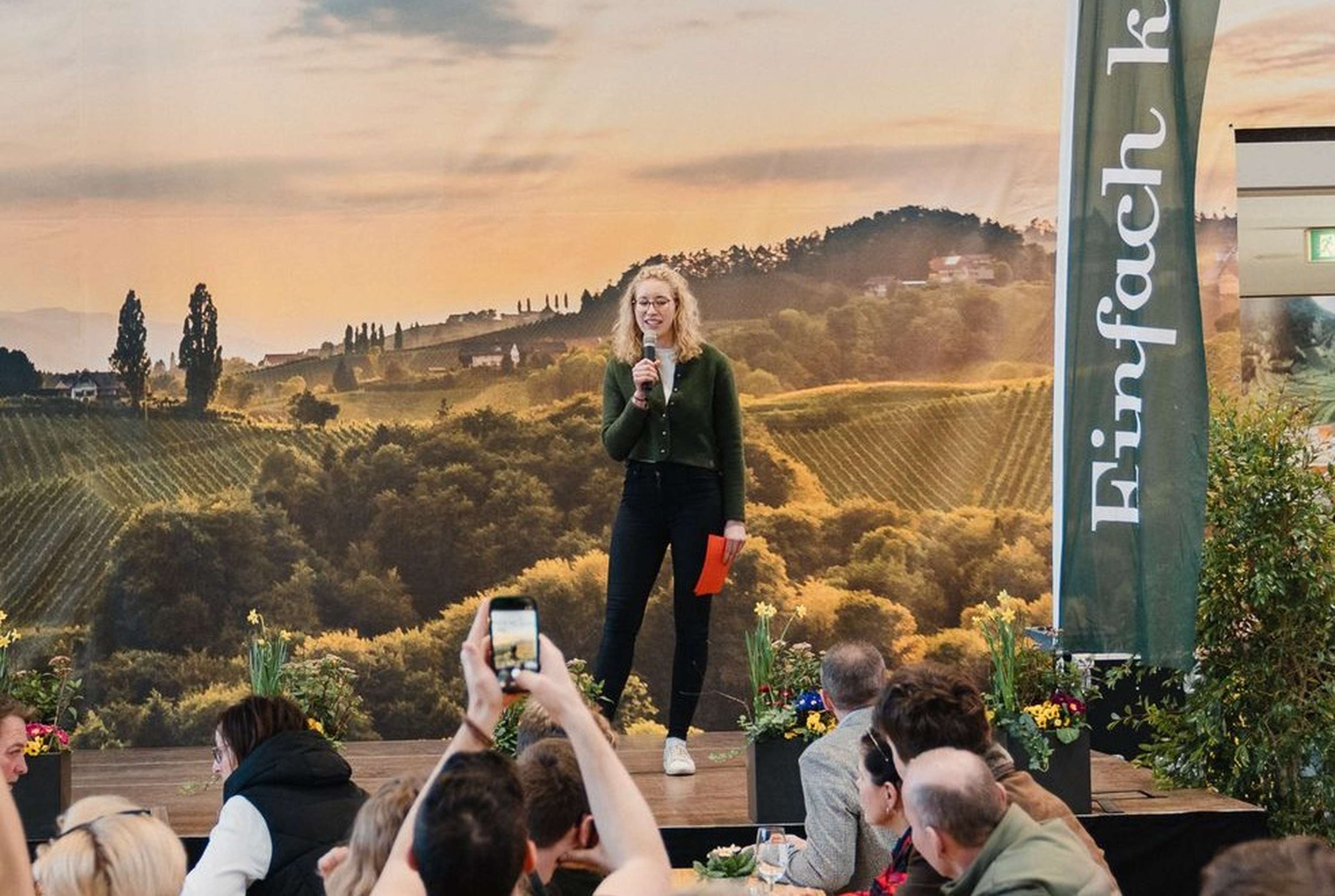 Melanie Sterkl beim Vortrag.