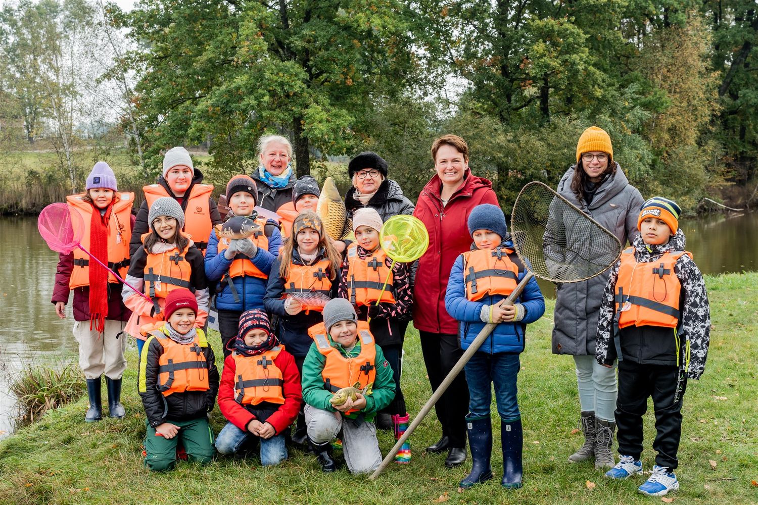 Teichrangerin Birgit Hofbauer, VS-Lehrerin Michaela Ableidinger, LK NÖ-Vizepräsidentin Andrea Wagner und die Schulleiterin der VS Gmünd, Tamara Maschl, mit Schülern der VS Gmünd.