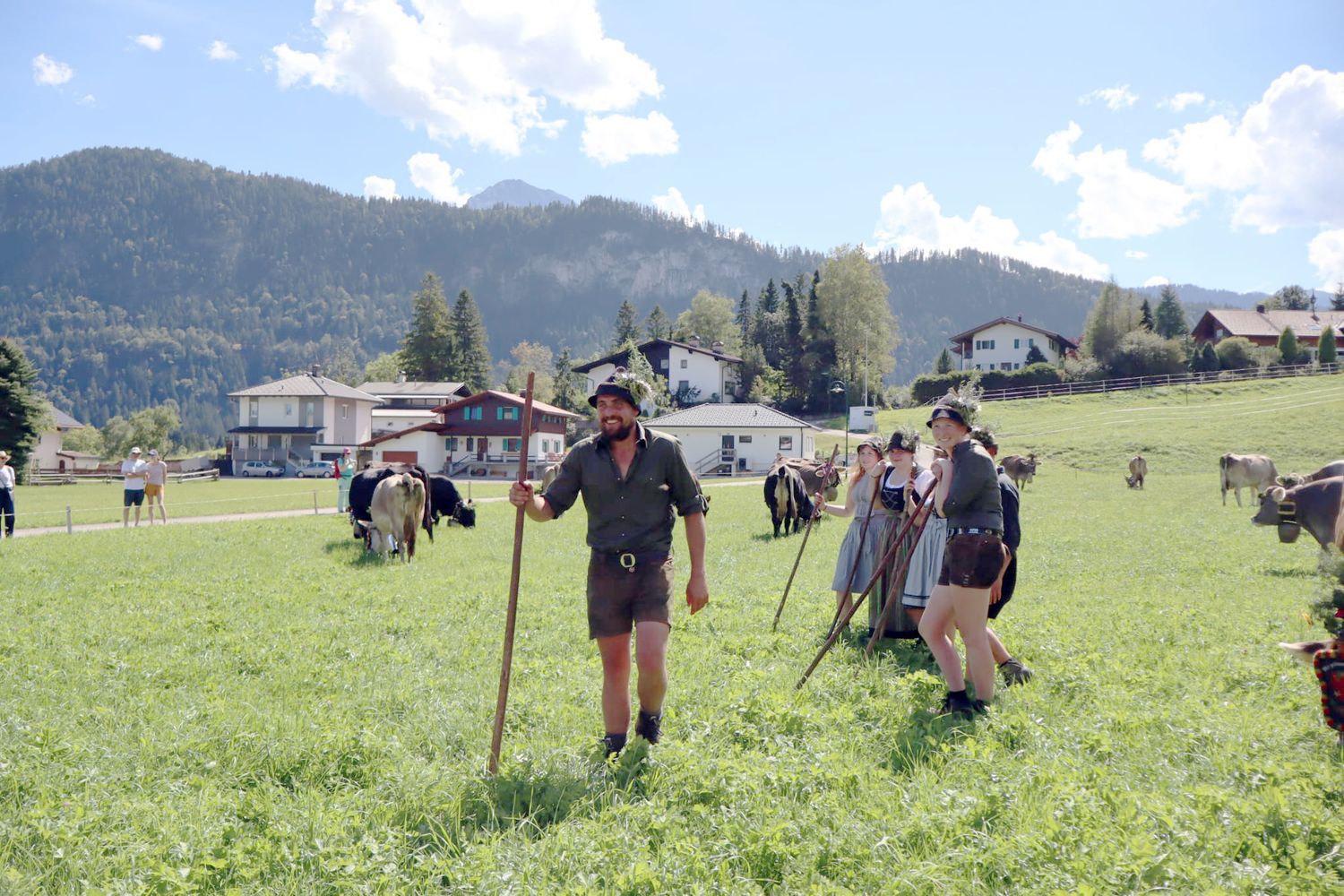 Andy beim Almabtrieb der Milchkühe, die Arbeit auf der Alm geht aber weiter.