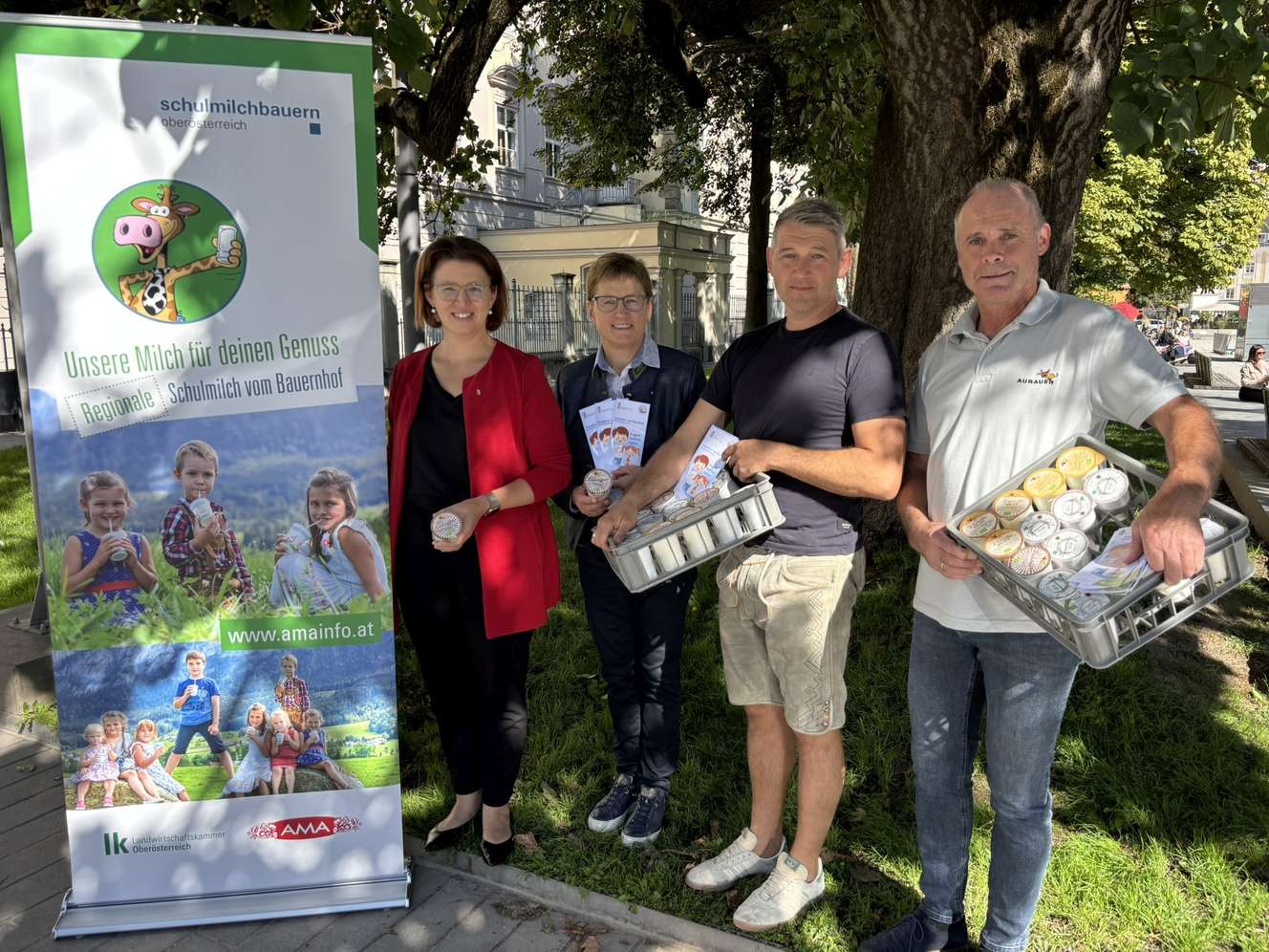 Agrar-Landesrätin Michaela Langer-Weninger, Rosemarie Ferstl, Josef Bauernfeind und Hannes Strobl (von links) beim Verteilen von Schulmilch.