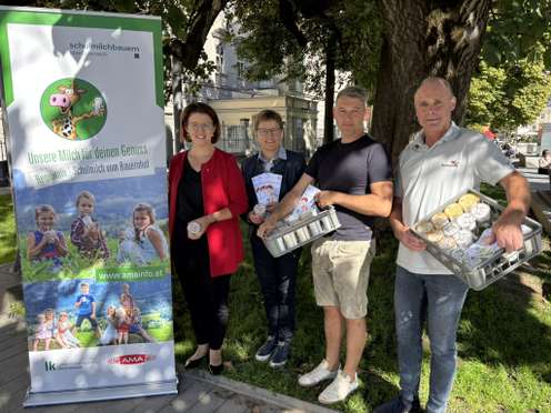 Agrar-Landesrätin Michaela Langer-Weninger, Rosemarie Ferstl, Josef Bauernfeind und Hannes Strobl (von links) beim Verteilen von Schulmilch.