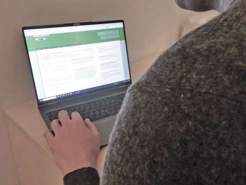 Eine Person öffnet das eama-Portal