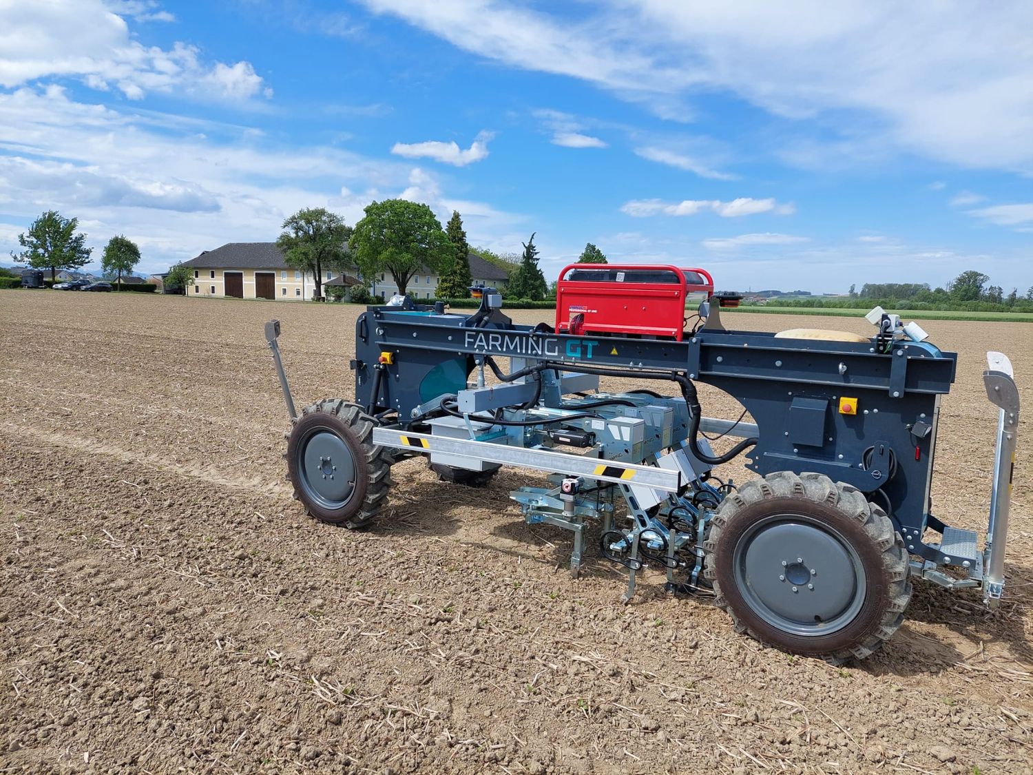 Hackroboter Farming GT im Einsatz am Feld.