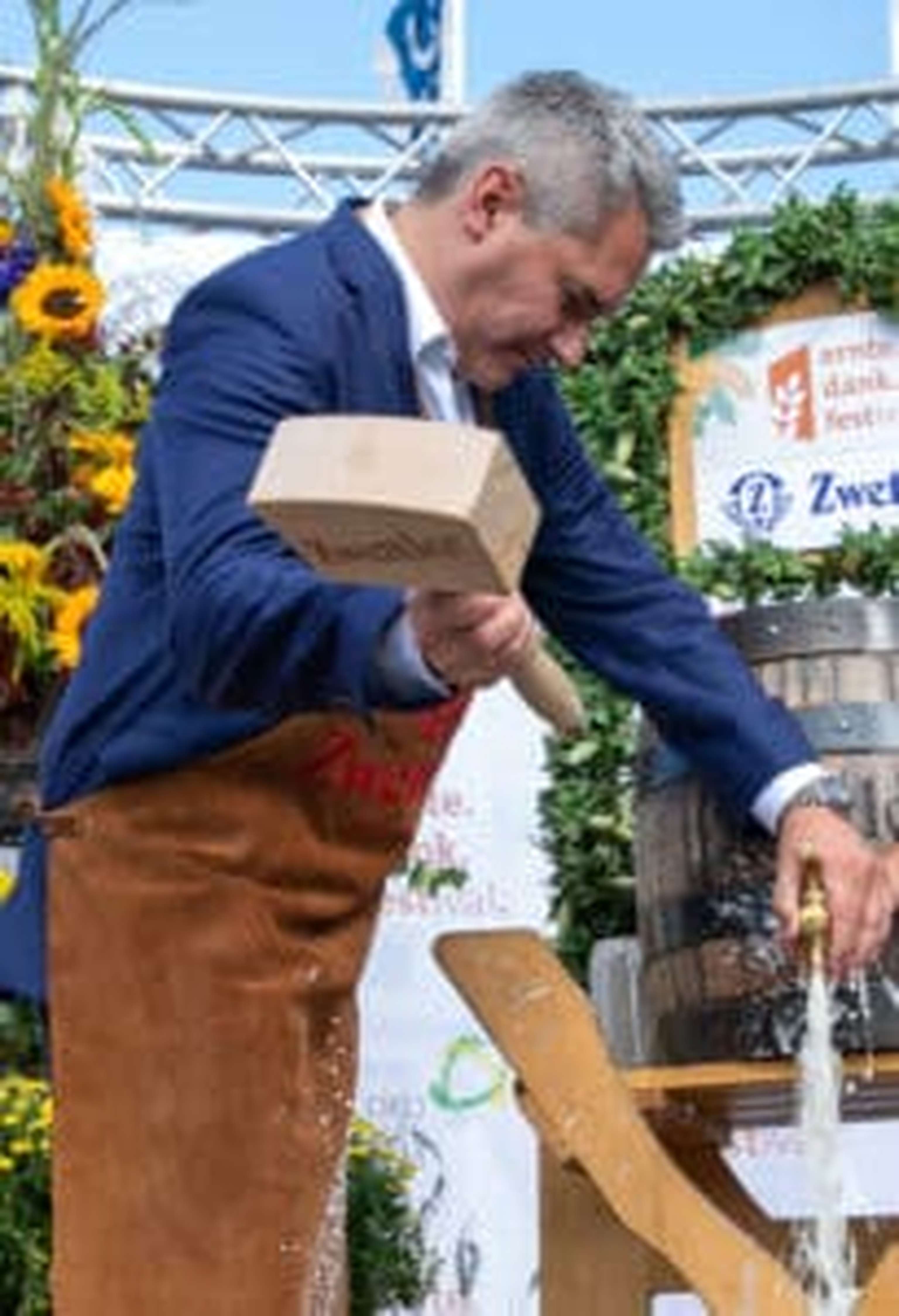 BK Nehammer beim Bieranstich.