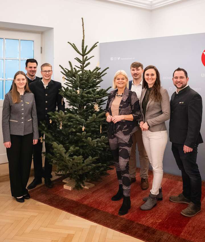 Christbaumübergabe an Bundesministerin Klaudia Tanner