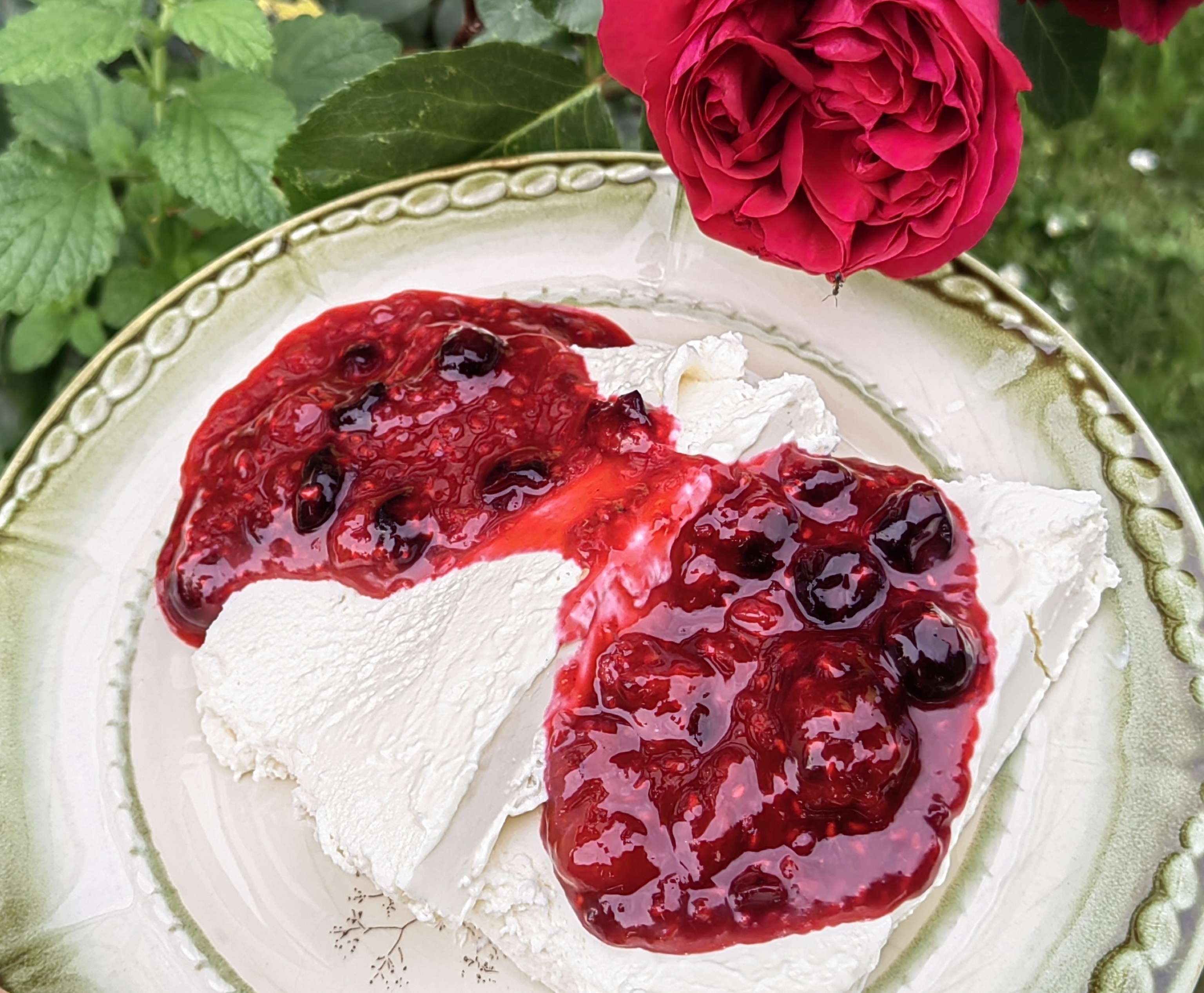 Topfenmousse mit Beerensauce
