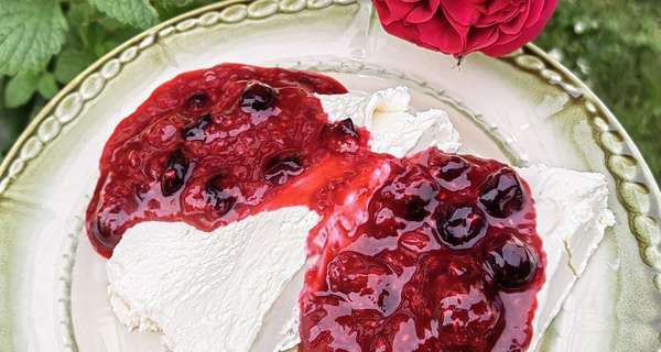 Topfenmousse mit Beerensauce