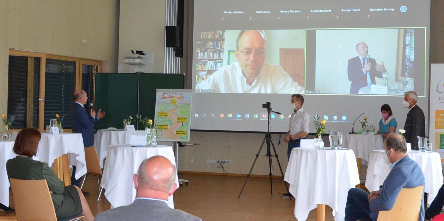 LR Hiegelsberger In Diskussion Mit Dr Zierer