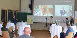 LR Hiegelsberger In Diskussion Mit Dr Zierer