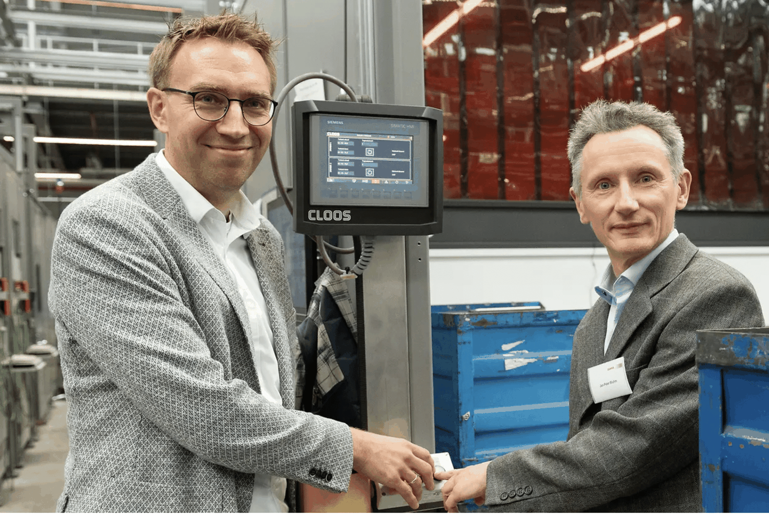 Projektleiter Simon Krieter und Produktionsleiter im Werk Harsewinkel, Jan-Peter Bluhm, nehmen eine der neuen Schweißanlagen in Betrieb.