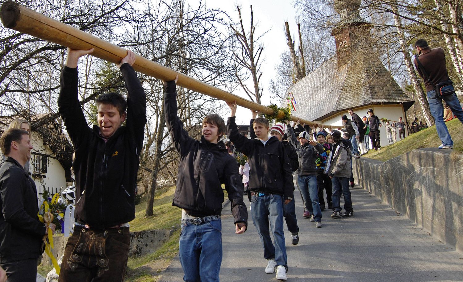 Palmsonntag in Imst Tirol, Wettbewerb der Burschen um die längste Palmlatte, Palmprozession – Ausschließlich redaktionelle Nutzung nur im Zusammenhang mit Tourismusverband Imst und Palmsonntag / Foto: Thomas Böhm Imst