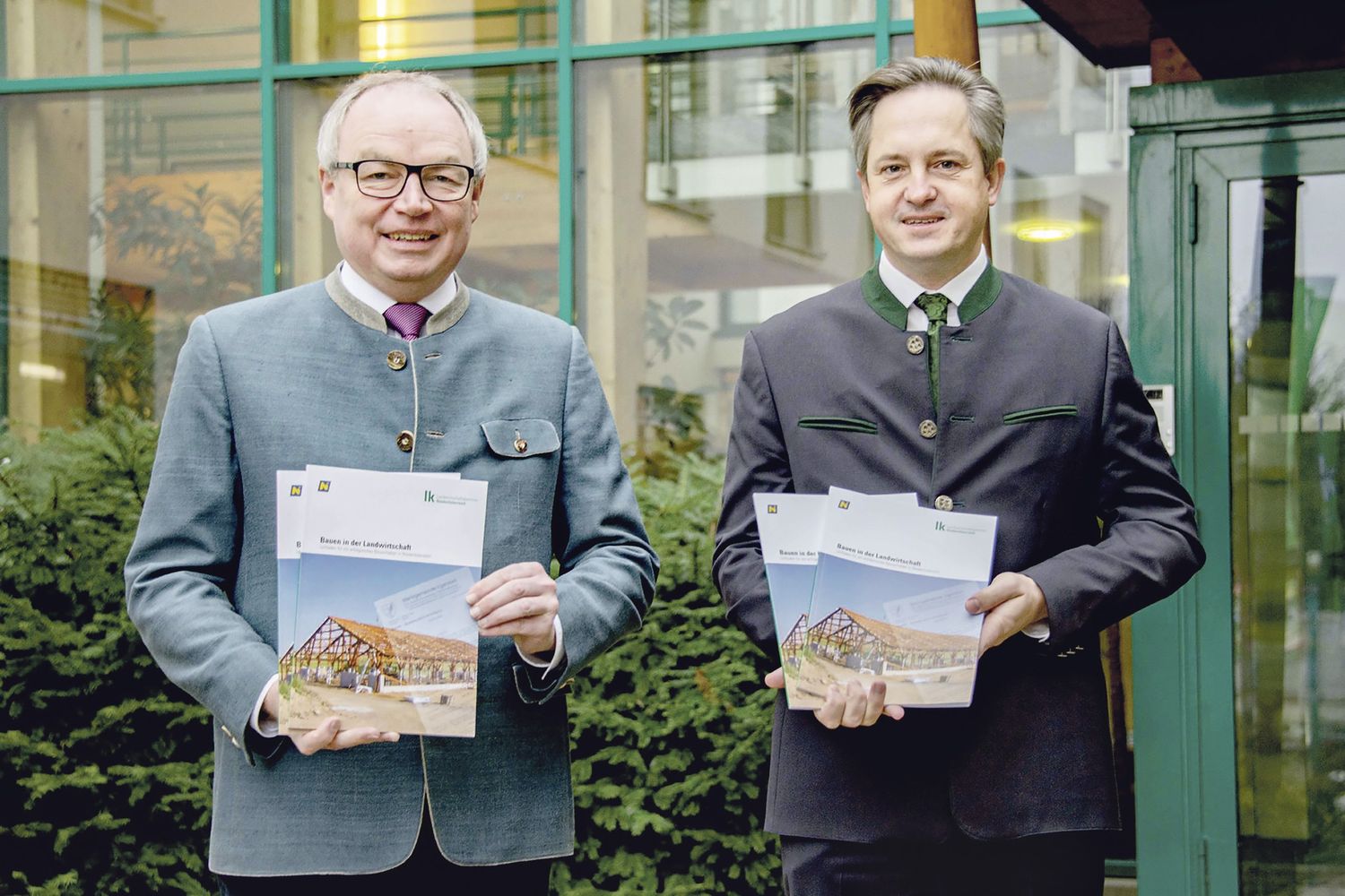 Pernkopf und Schmuckenschlager präsentieren die Neuauflage der Broschüre „Bauen in der Landwirtschaft“.