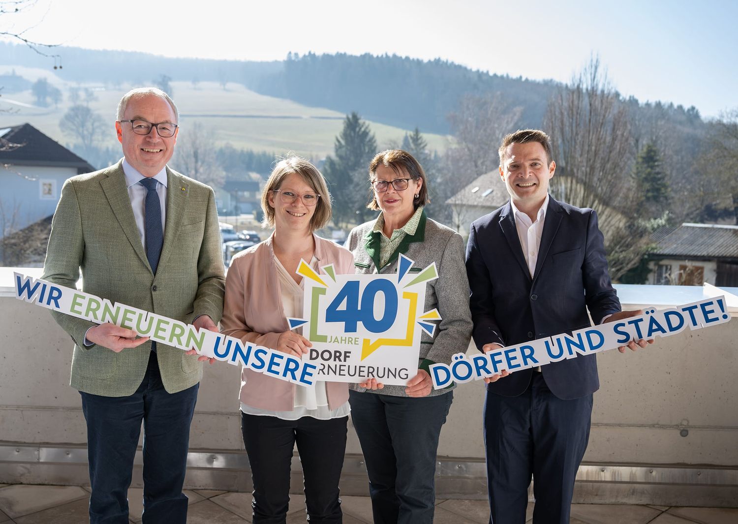 LH-Stv. Stephan Pernkopf, Helene Strohmayer, Obfrau der Dorferneuerung Schönbach, Maria Forstner, Obfrau der Dorf- und Stadterneuerung, und Martin Ruhrhofer, Geschäftsführer der Dorf- & Stadterneuerung