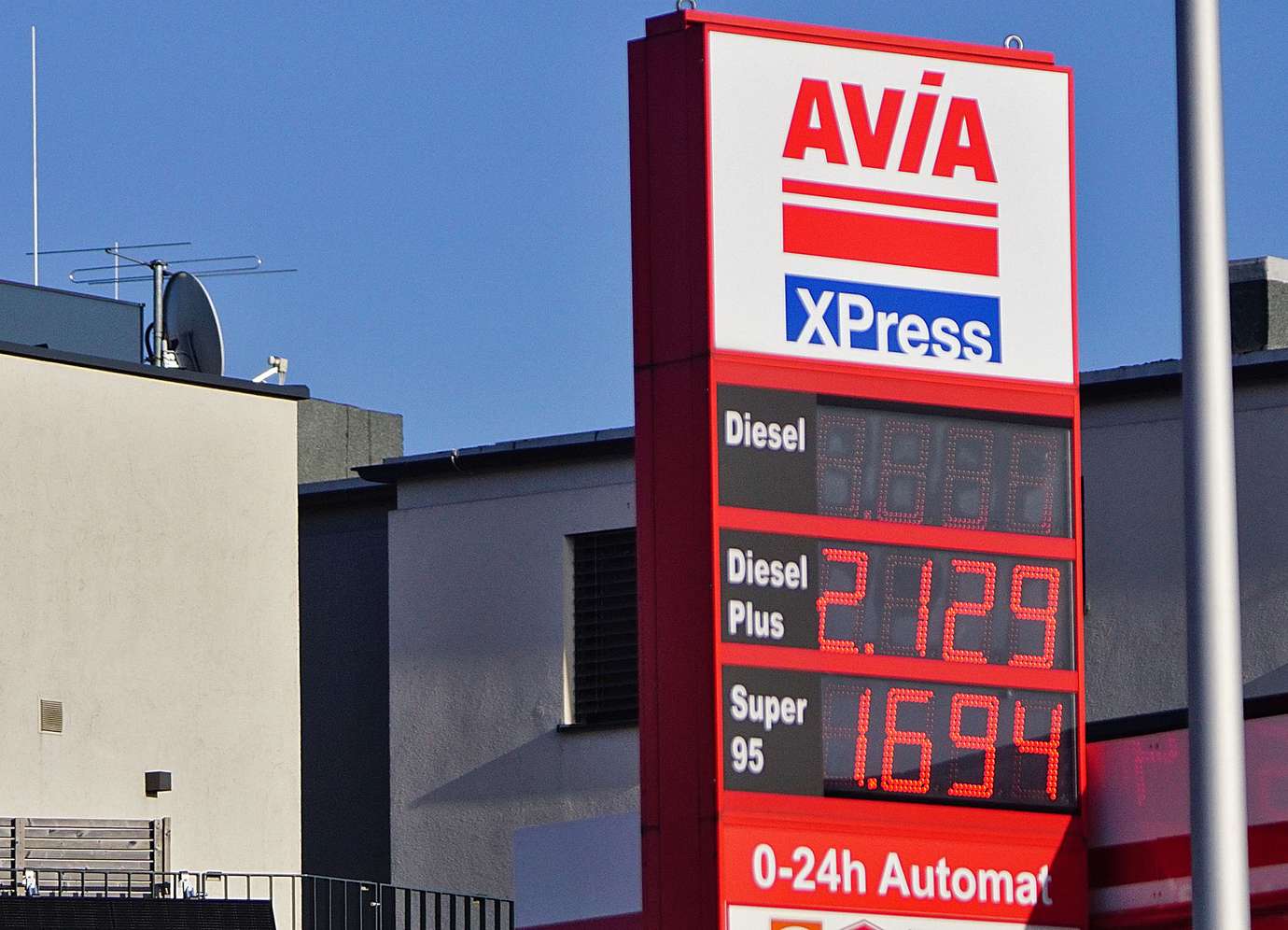 Preisanzeige einer Tankstelle in Oberösterreich im März 2026