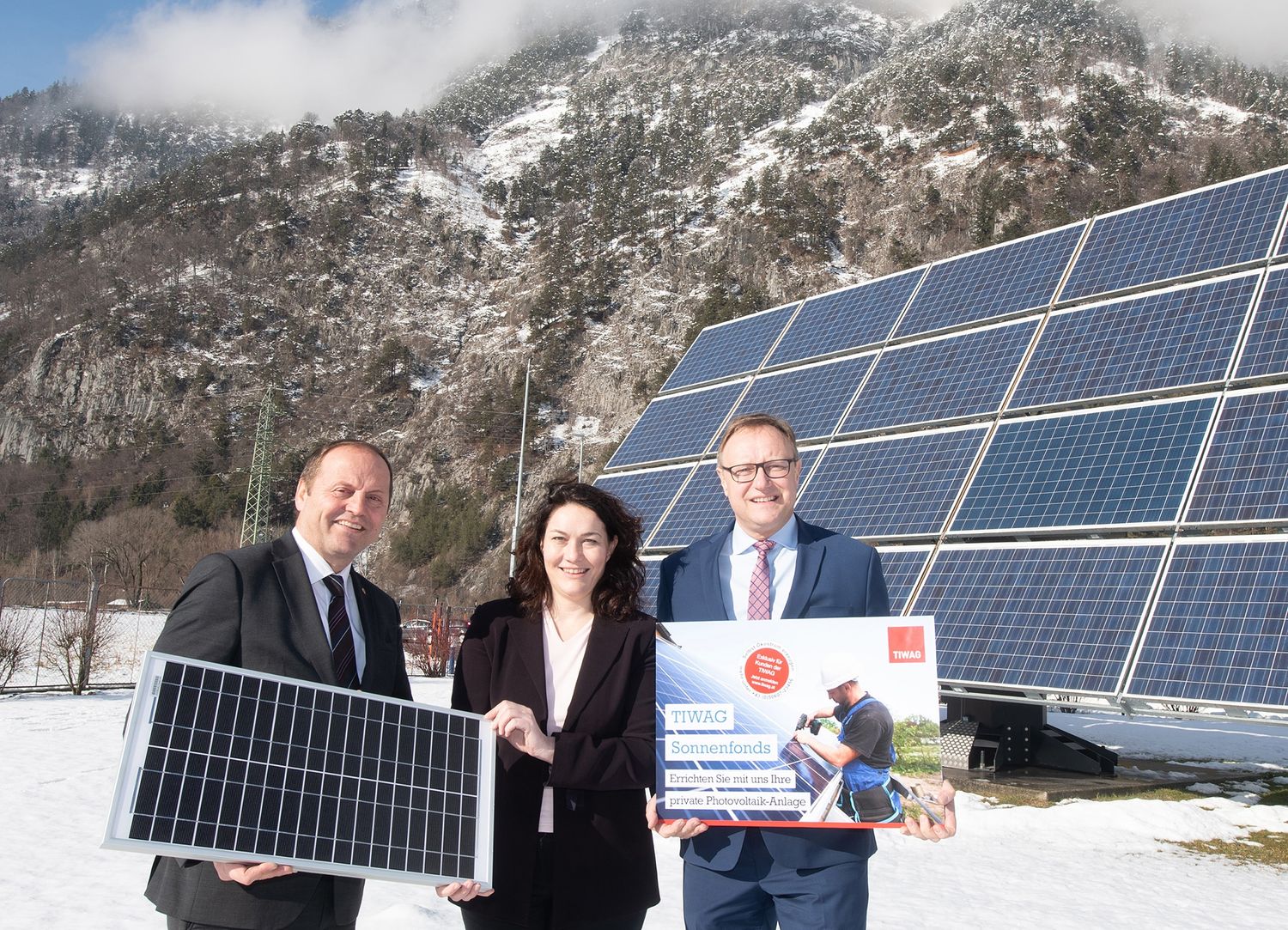 TIWAG-Vorstandsdirektor Thomas Gasser (re.) mit LHStv. Josef Geisler und LHStvin. Ingrid Felipe bei der Präsentation des neuen Förderpakets für 2020.