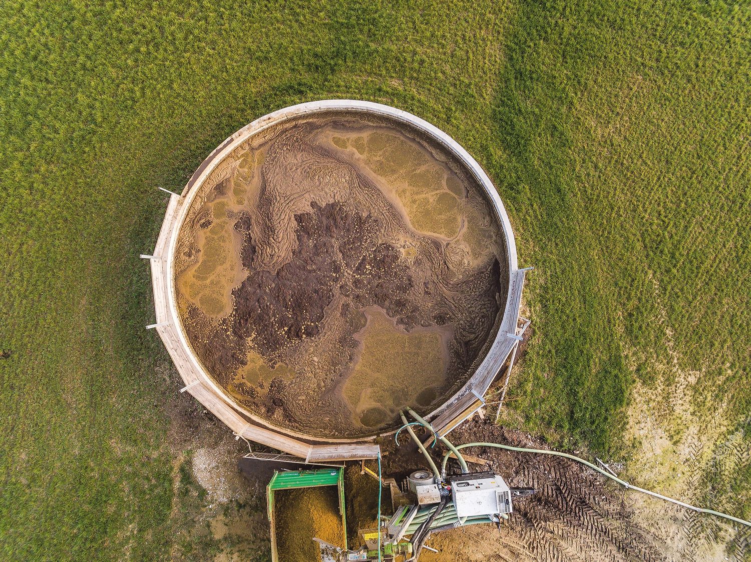 Die Schwimmdecke sollte zumindest 20 Zentimeter stark sein, zweimal pro Jahr darf aufgerührt werden.