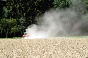 Traktor sät auf trockenem Feld