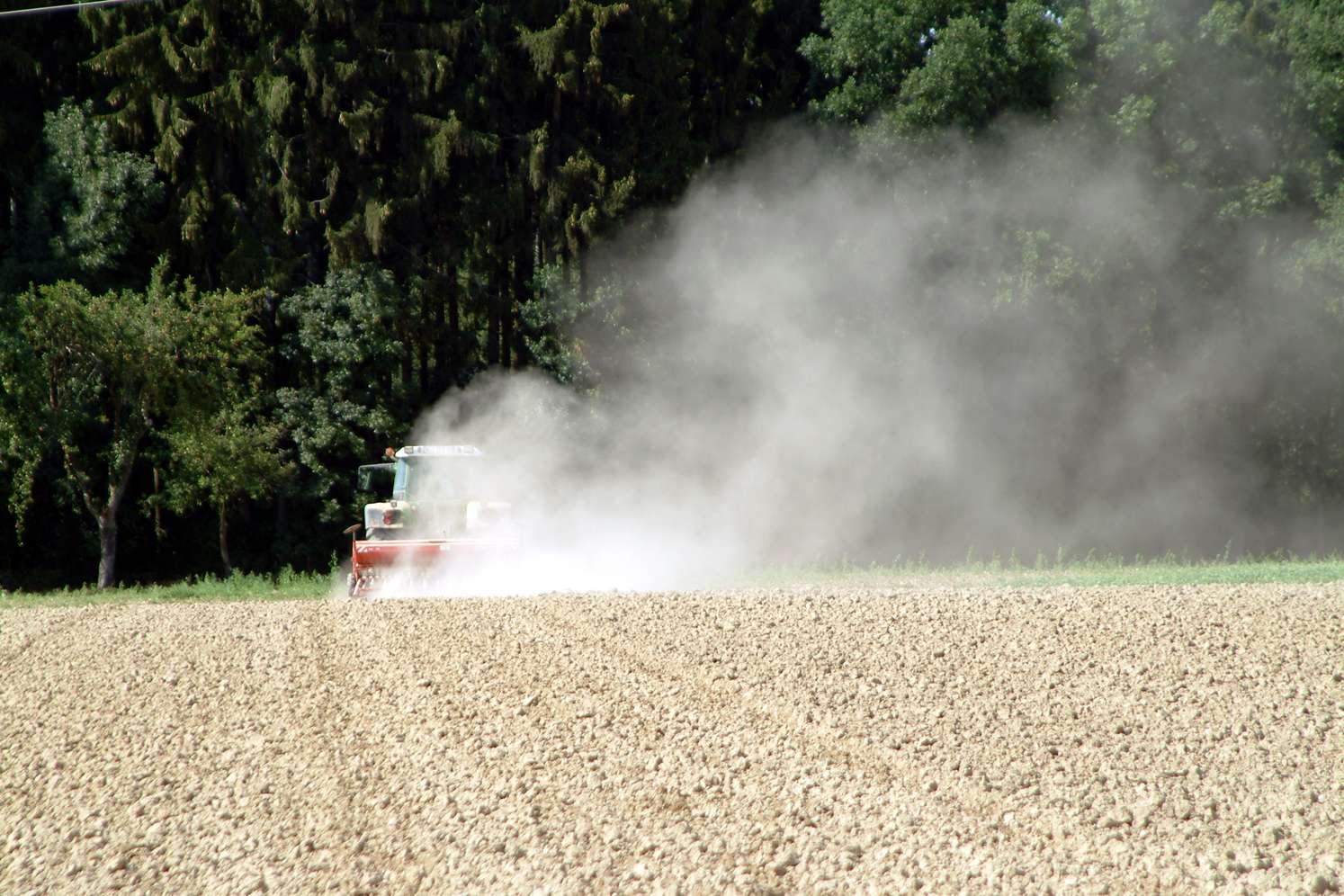 Traktor mit Sämaschine am Acker