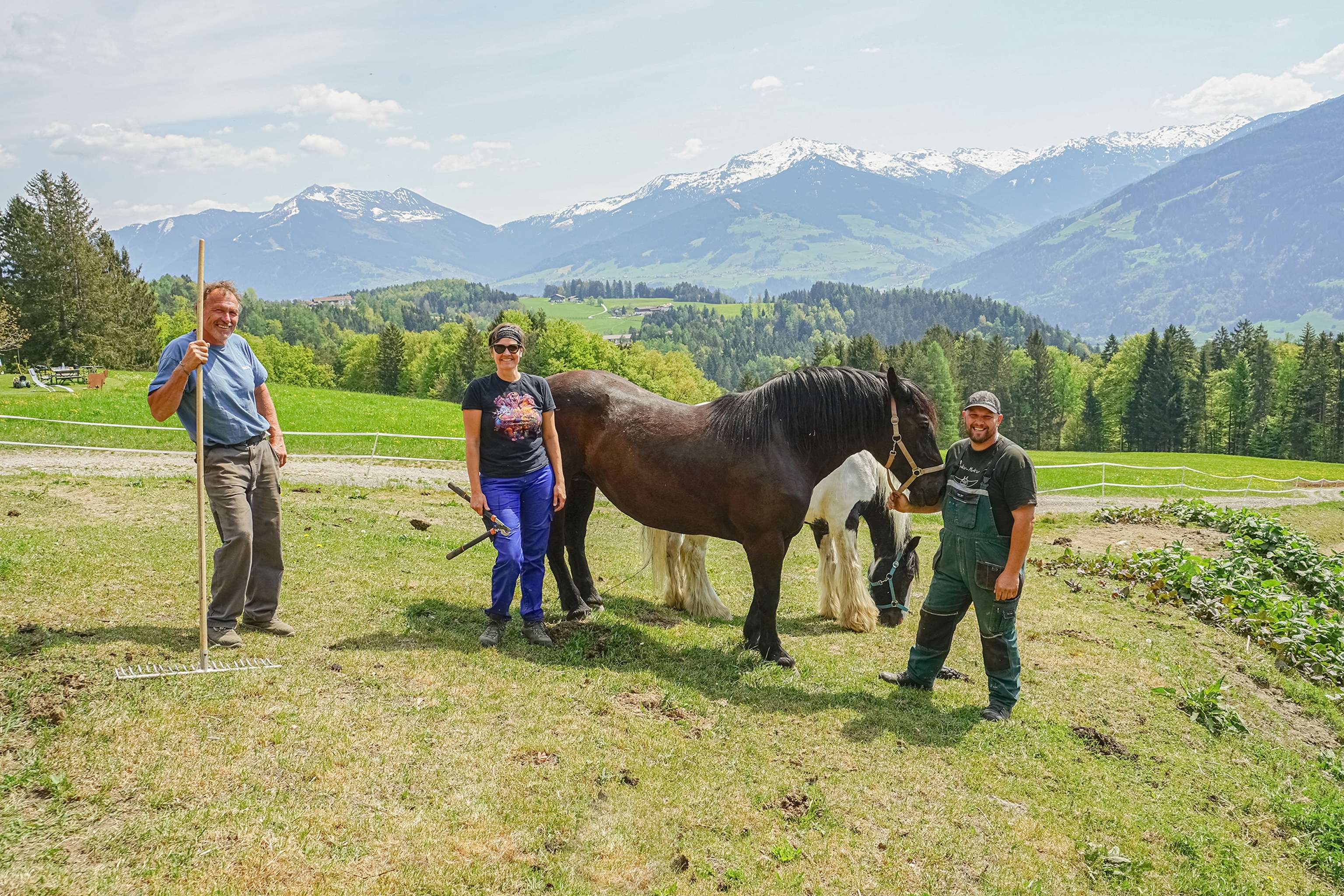 Familie Kerscher mit Martin Senior (l.) und Martin Junior (r.) freuen sich mit Helferin Gabriele über die freigeräumte Weide für die Rinder und Pferde.