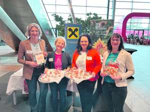 Bäuerinnen präsentieren ihre Produkte.