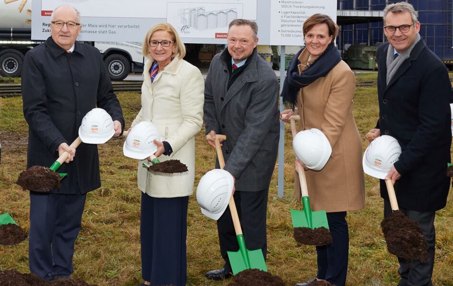 Spatenstich mit Vertretern aus Politik und Raiffeisen Ware Austria.