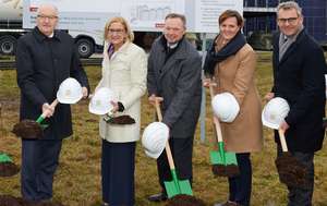Spatenstich mit Vertretern aus Politik und Raiffeisen Ware Austria.