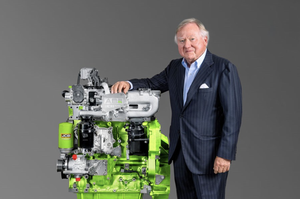 JCB-Vorsitzender Lord Bamford mit dem Wasserstoffmotor