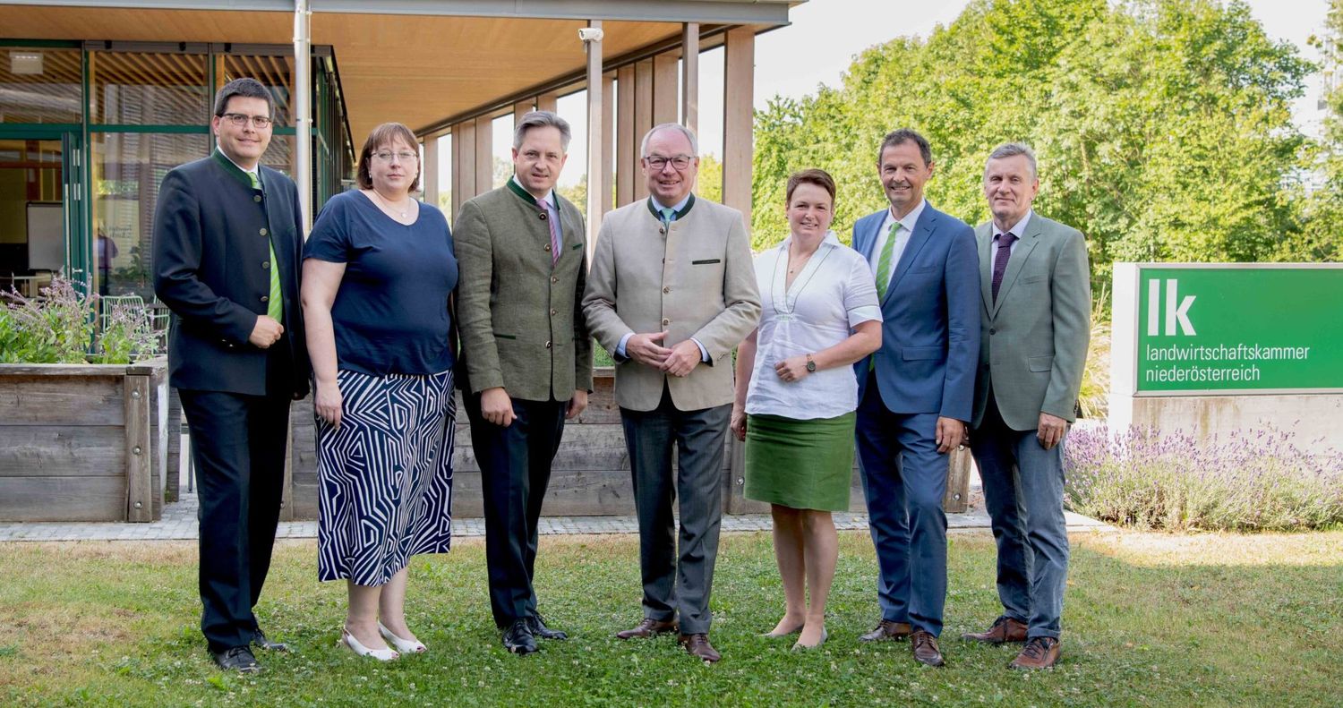 LK NÖ-Vizepräsident Lorenz Mayr, Leiterin der Abteilung Agrarrecht im Amt der NÖ Landesregierung Doris Stilgenbauer, LK NÖ-Präsident Johannes Schmuckenschlager, LH-Stv. Stephan Pernkopf, LK NÖ-Vizepräsidentin Andrea Wagner, Kammerdirektor Franz Raab und Kammerdirektor-Stv. Martin Jilch