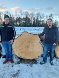 Stolz auf ihr Holz: Waldhelfer Martin Hemetsberger (l.)und Besitzer Christian Wiener mit dem Siegerstamm