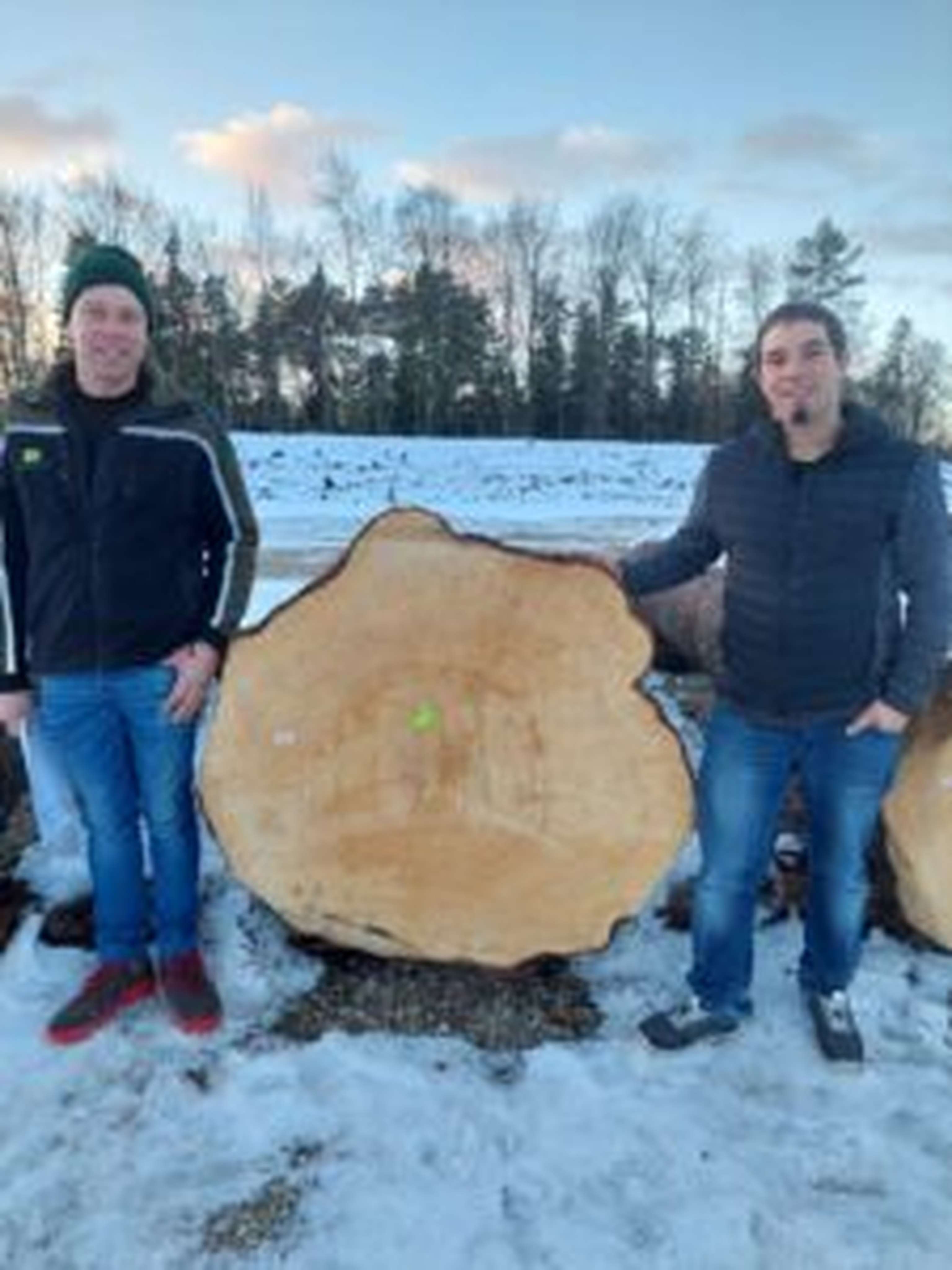 Stolz auf ihr Holz: Waldhelfer Martin Hemetsberger (l.)und Besitzer Christian Wiener mit dem Siegerstamm