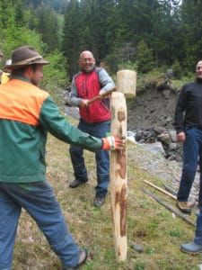 Auch das Zäunen auf der Alm will gelernt sein (Trainer Peter Altenberger im Einsatz beim Grundkurs für Hirten und Almpersonal)