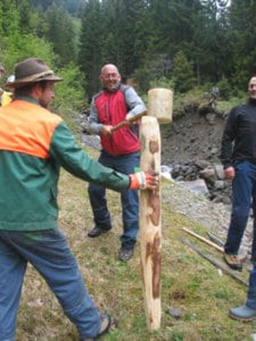 Auch das Zäunen auf der Alm will gelernt sein (Trainer Peter Altenberger im Einsatz beim Grundkurs für Hirten und Almpersonal)