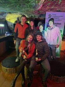Die zwei Tagessieger: Tatjana Hohenauer der JB/LJ Hopfgarten und Marcel Rieser der JB/LJ Rohrberg mit den Landesobleuten der TJB/LJ und den Obleuten der JB/LJ Niederau