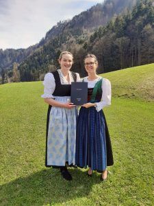 Hannah Marksteiner und Bernadette Brugger mit ihrer fertigen Diplomarbeit.