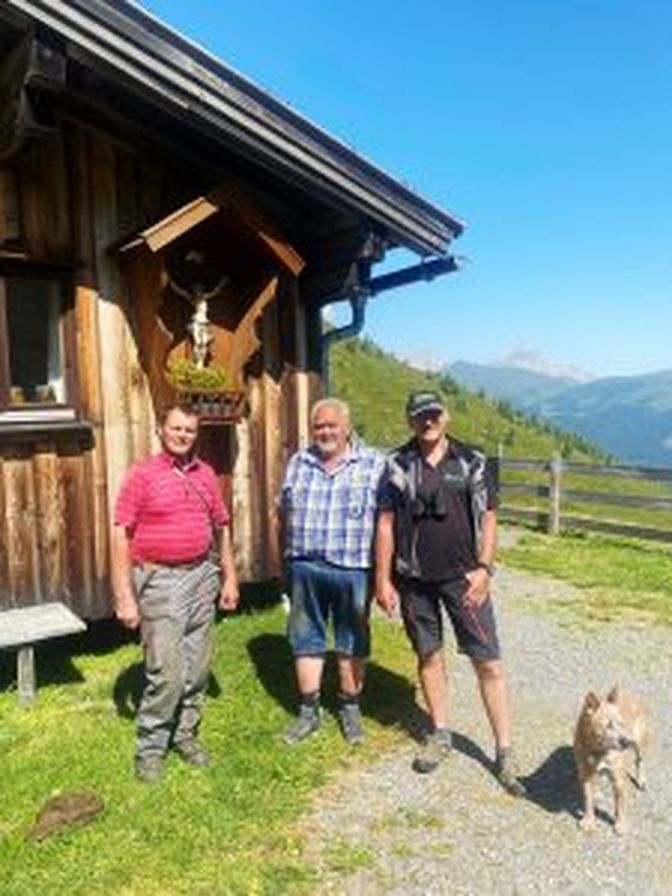 Die Alminger: (v. l.) Albert Töchterle,Hirte Johann Arnold, Hans-Peter Wieser mit Hund Cara.