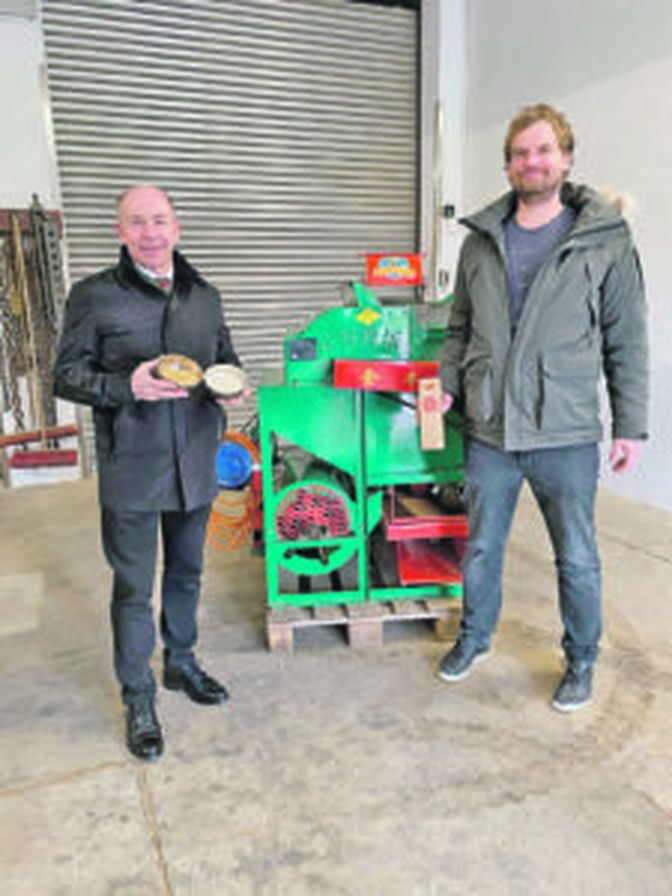 Hannes Engl (r.) zeigt seinen „Erdnuss-Drescher“.