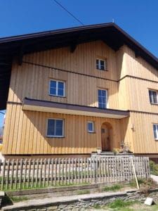 Haus in Aspach: Hinterlüftete Holzfassade aus unbehandeltem Lärchenholz
