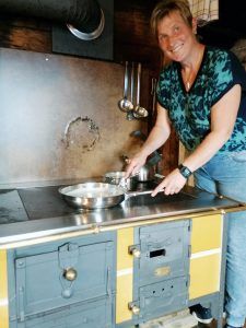 Einfach, aber gut: Monika am Holzherd der Almhütte