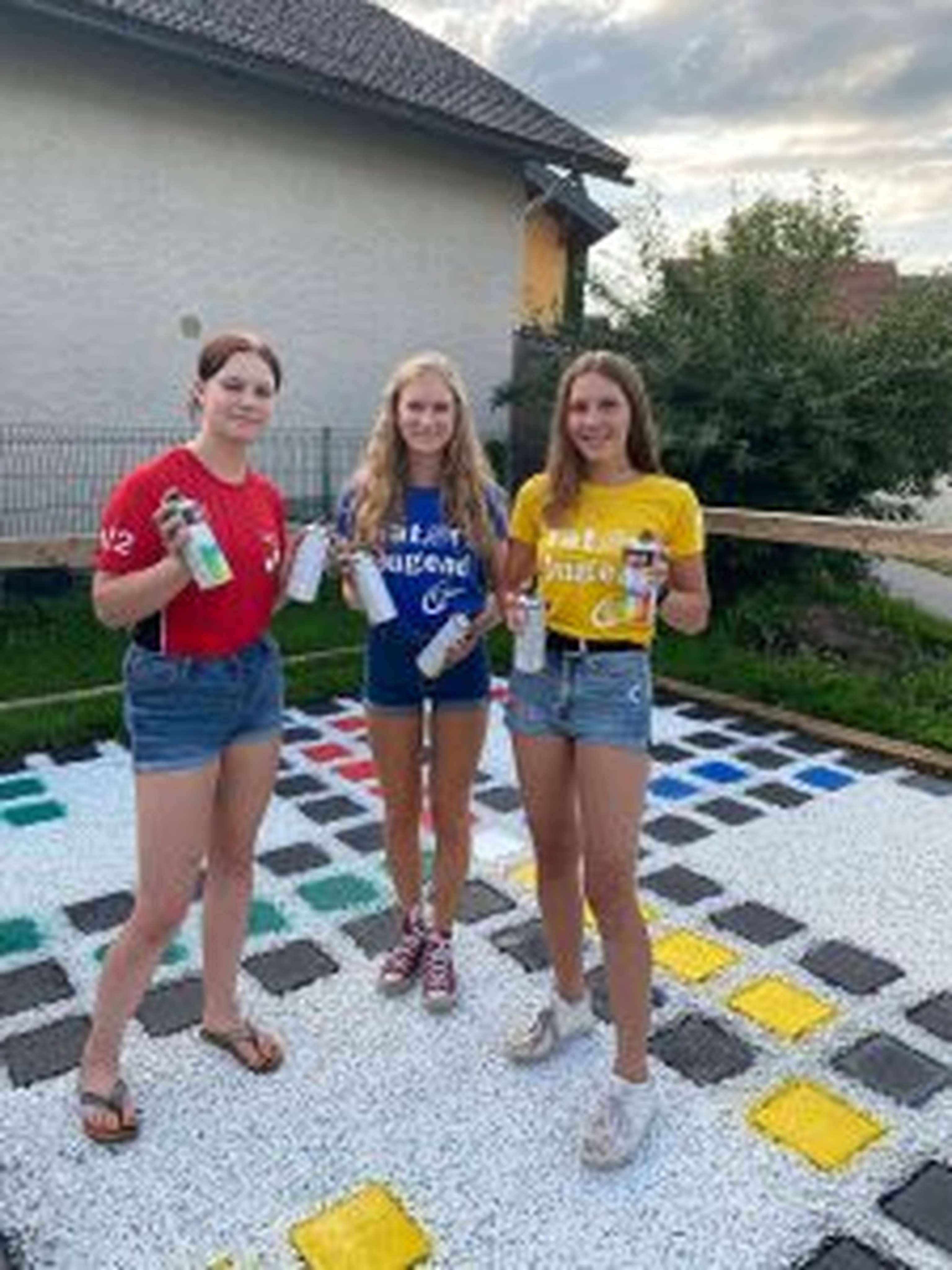 Von der Landjugend Anthering (Sbg) wurde ein riesen „Mensch ärgere dich nicht“-Spielfeld erschaffen