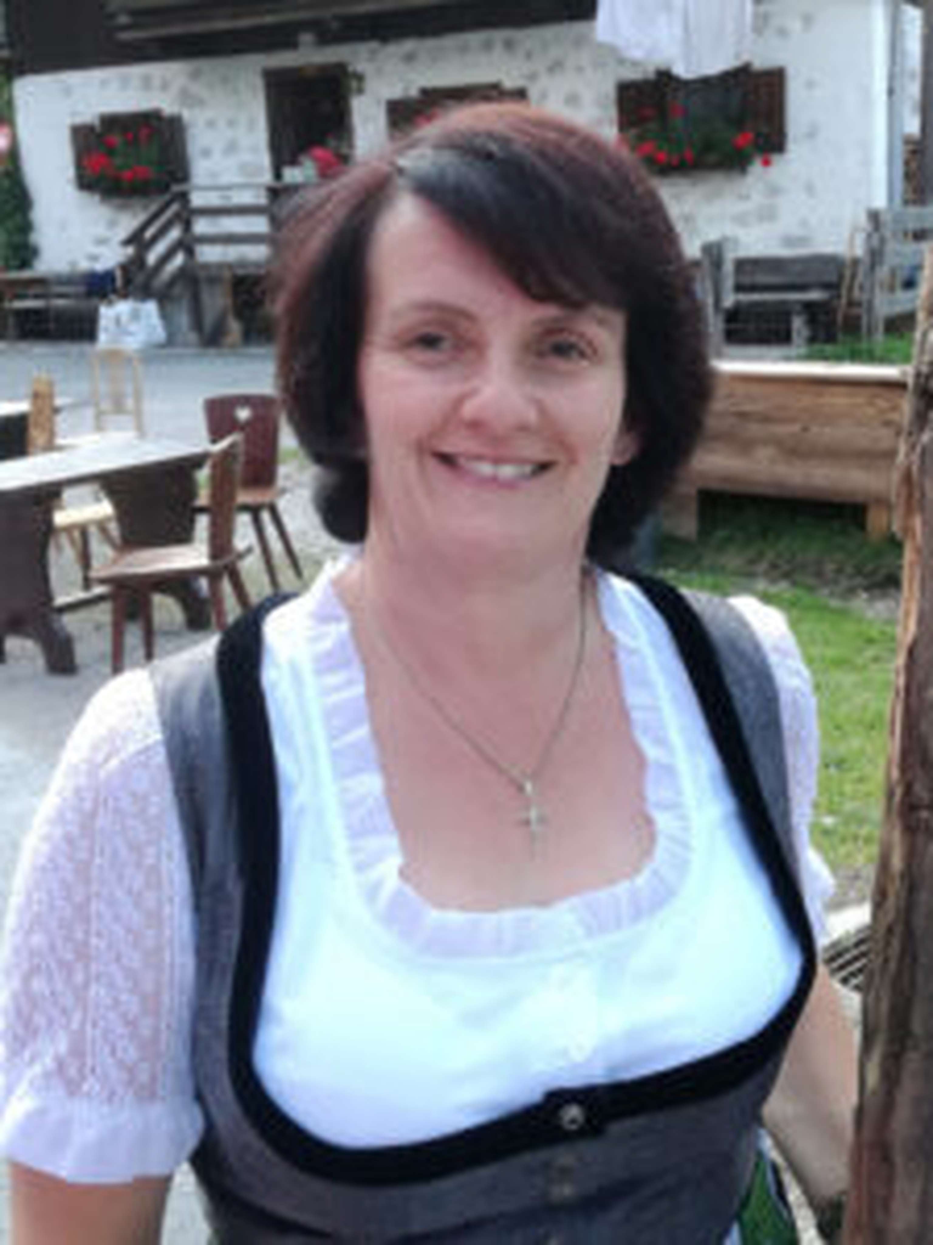 Monika Steiner, Hausfrau und Mutter, Theaterautorin und Regisseurin bei der Heimatbühne Kirchdorf, schreibt gerne Geschichten und Gedichte über Dinge, „die das Leben so schreibt“.