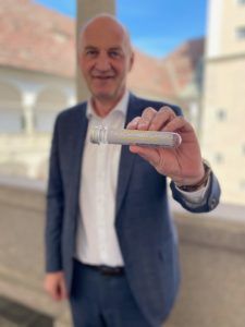 OÖVP-Klubobmann Dörfel mit einem „Taschenbecher“