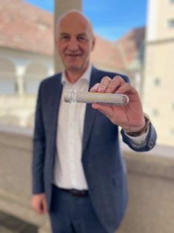 OÖVP-Klubobmann Dörfel mit einem „Taschenbecher“