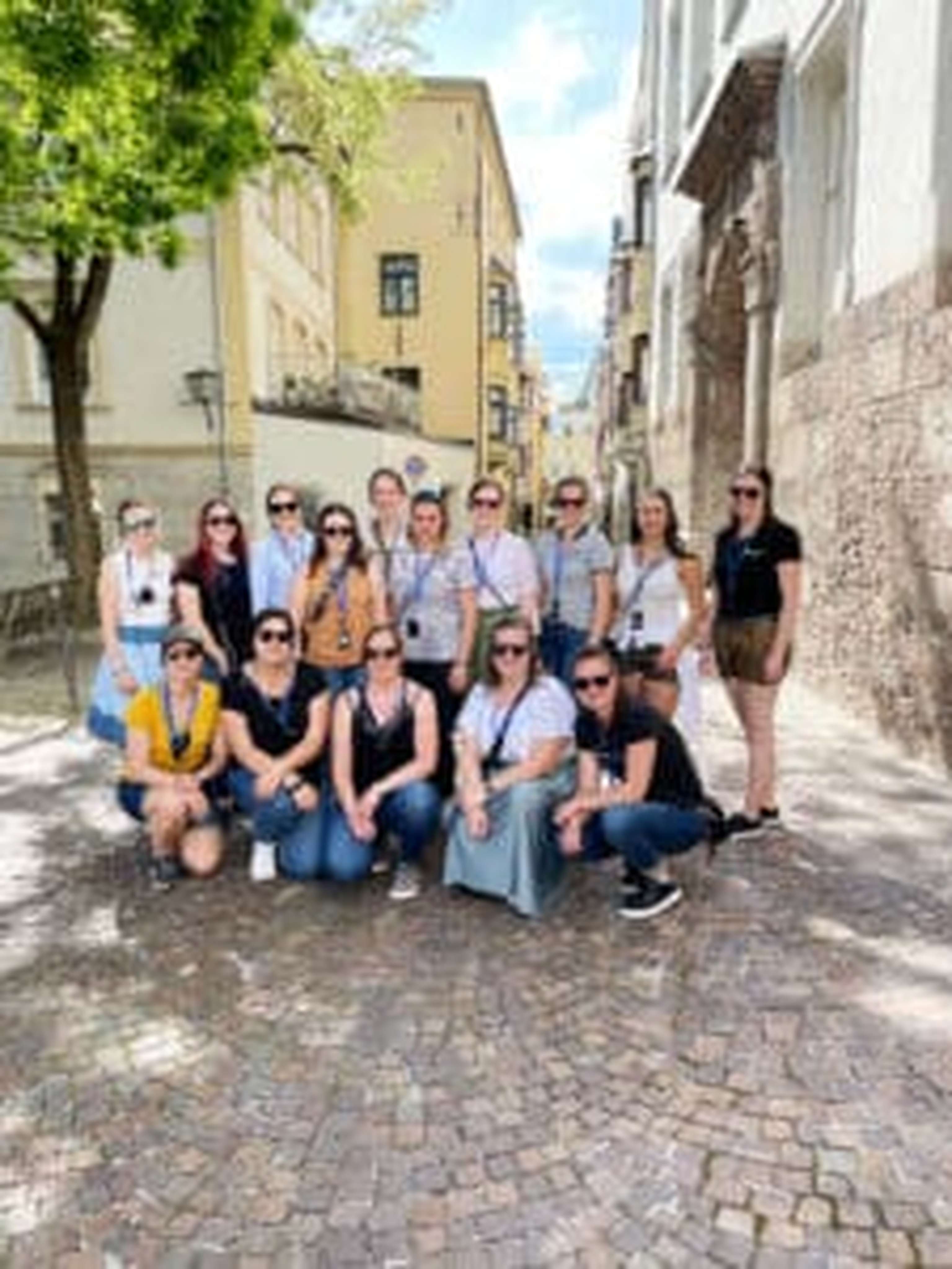 Die weiblichen Bezirks- und Landesfunktionäre in der Haller Altstadt bei der Führung „Prost und Mahlzeit“.
