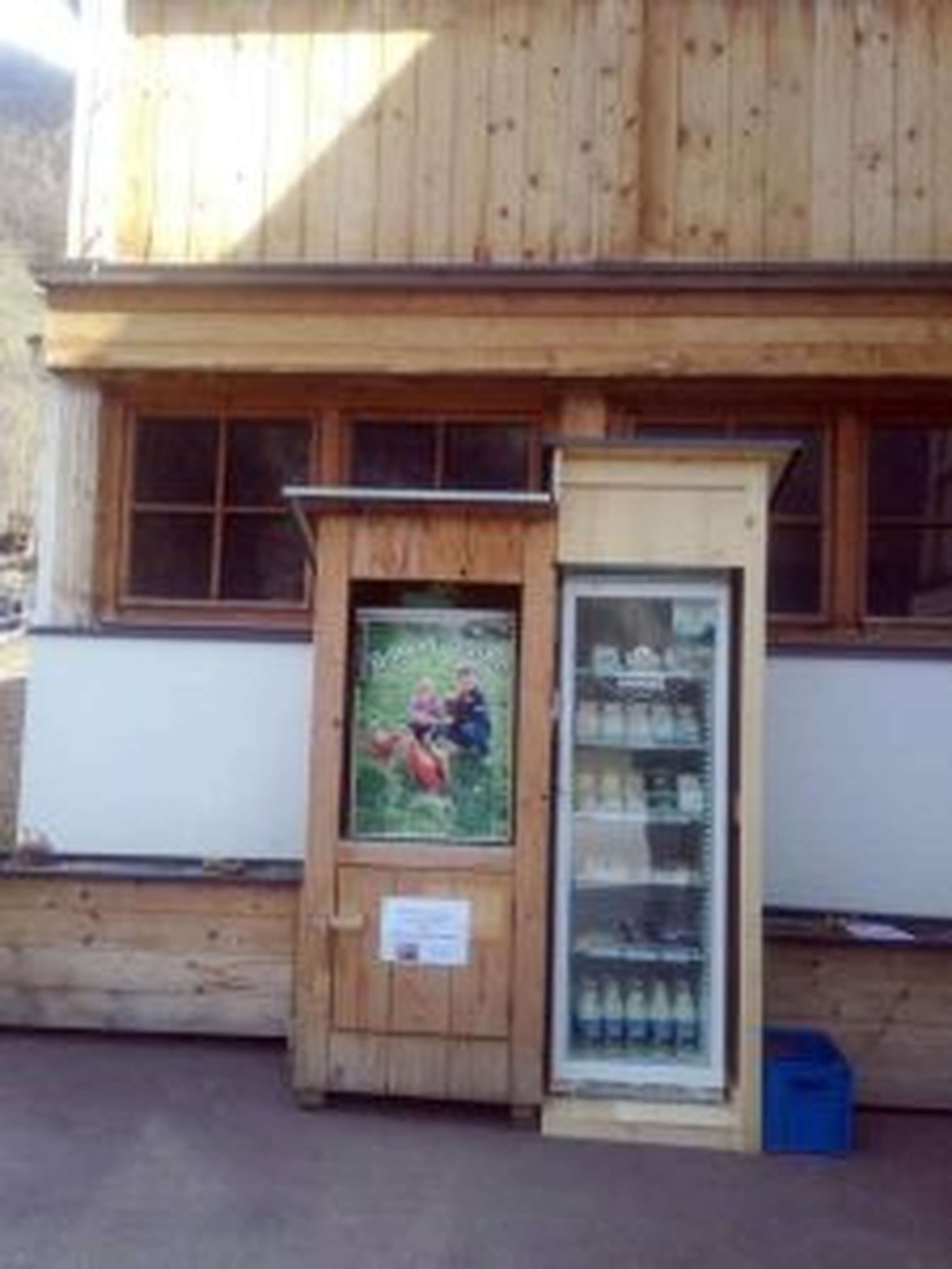 Gut gefüllter „Hofladen“ zur Selbstbedienung
