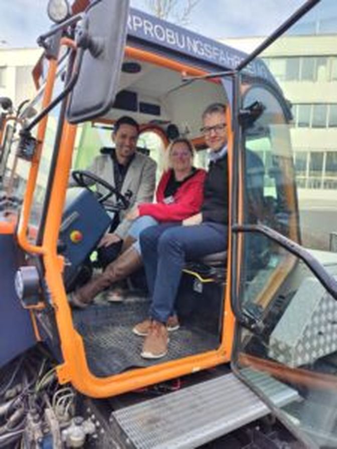 Martin Anzengruber, Claudia Probst und Roman Froschauer im E-Traktor