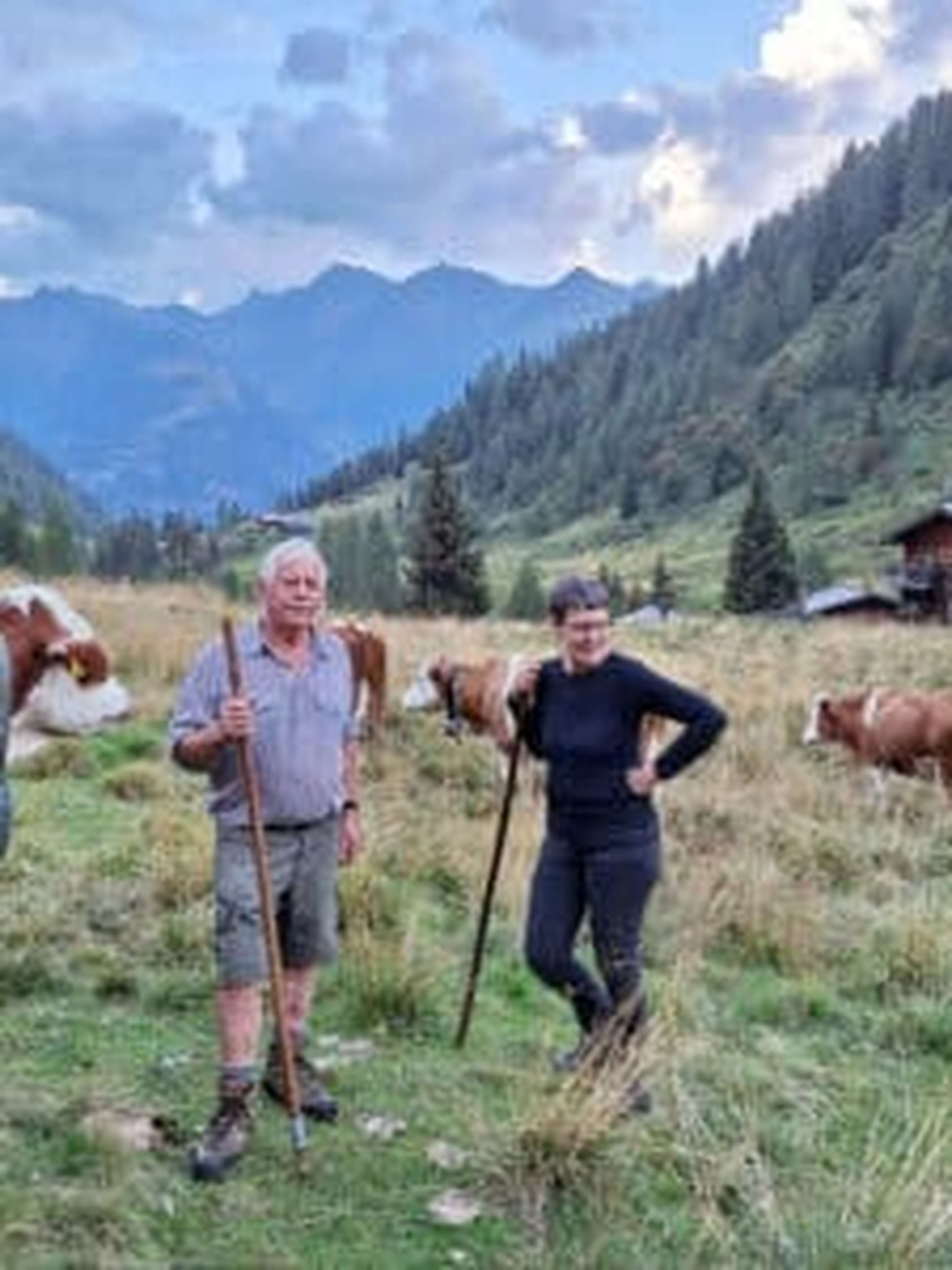 Margit und Chrysanth kümmern sich auf der Alm um das Vieh.