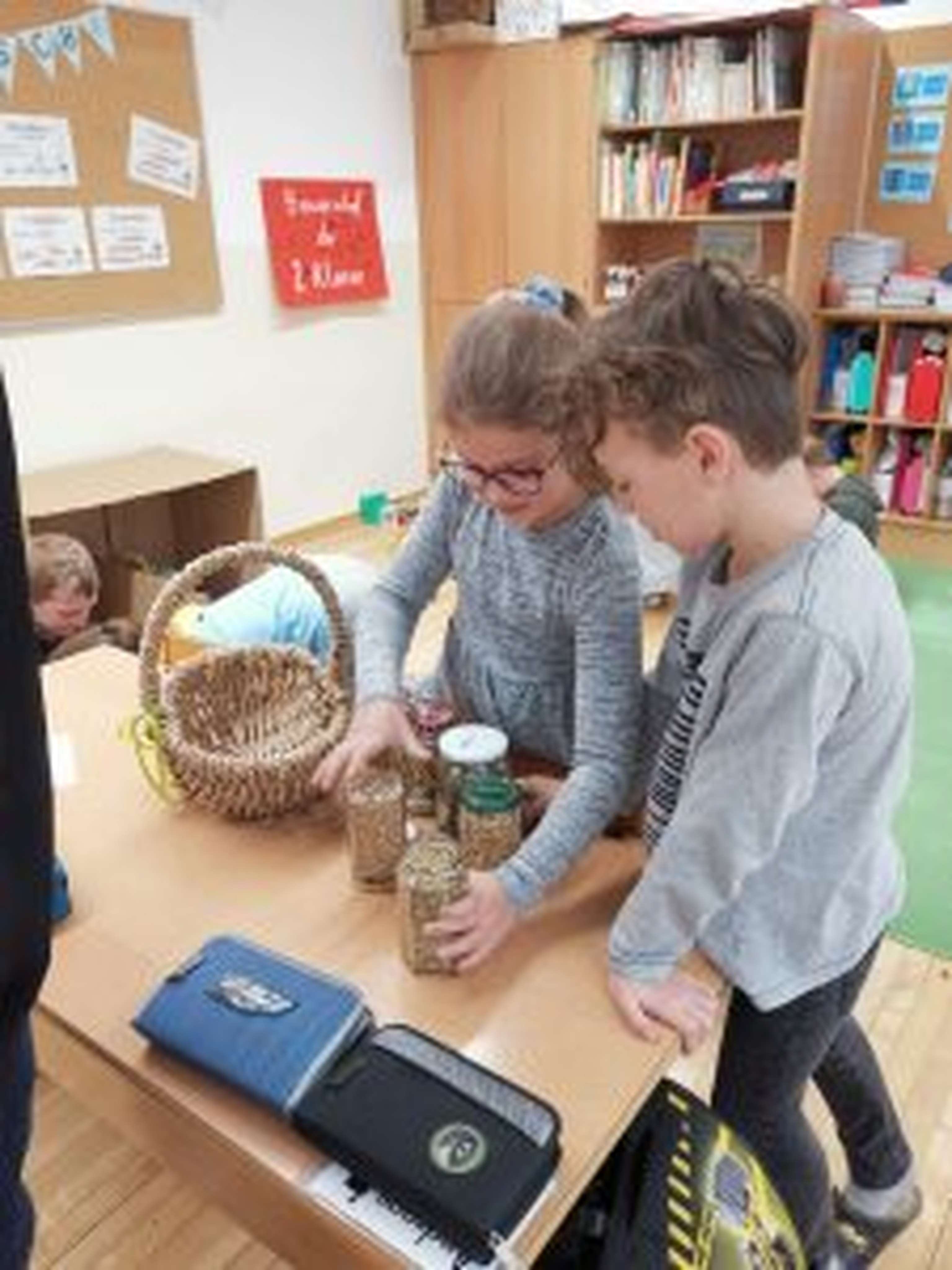 Volksschulkinder beim Erforschen der verschiedenen Getreidesorten.