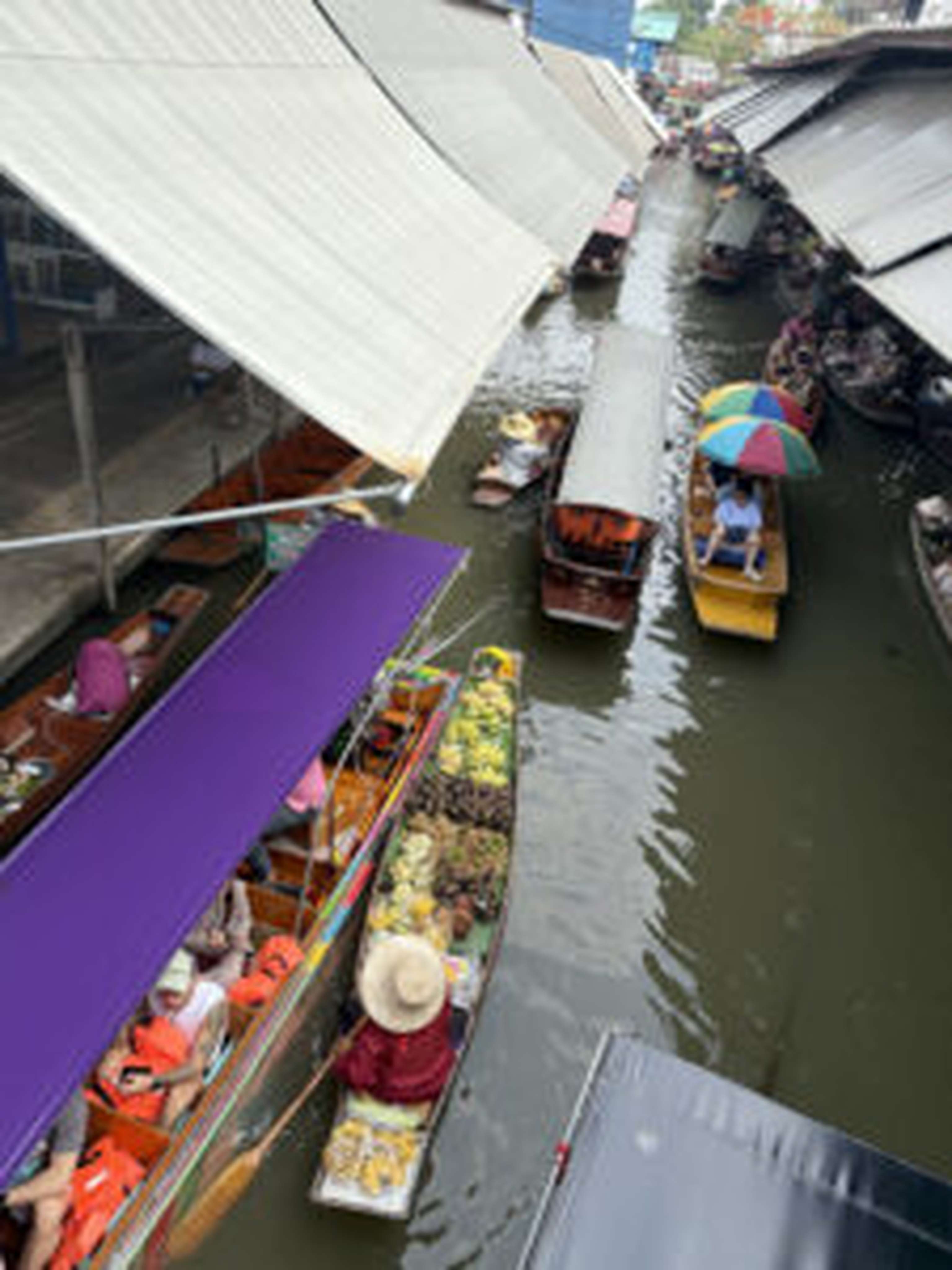 Am schwimmenden Markt verkaufen thailändische Bauern ihre Produkte direkt ab Boot.