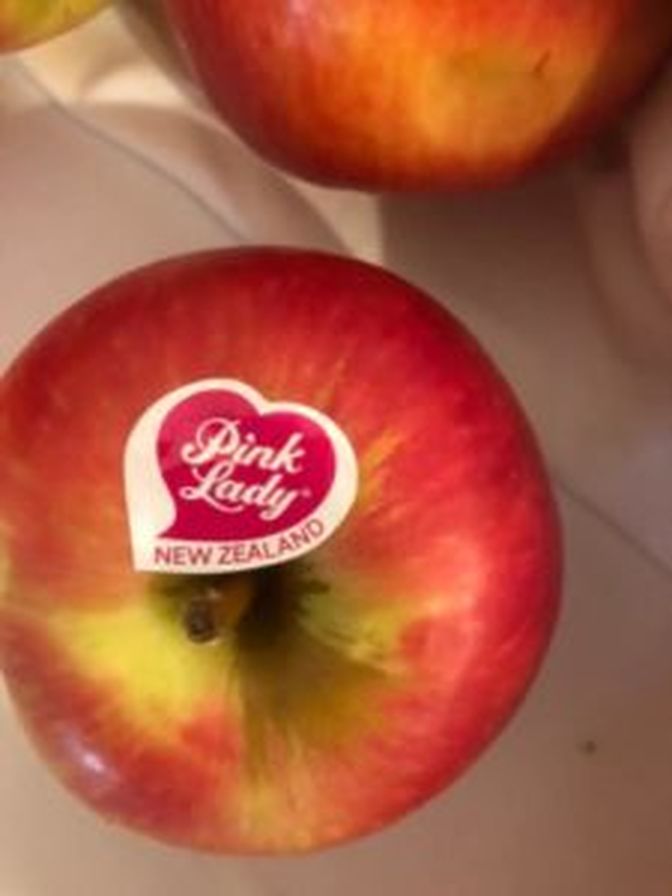 Dieser Apfel trägt nicht nur gewaltige CO2-Emissionen im Reisegepäck.