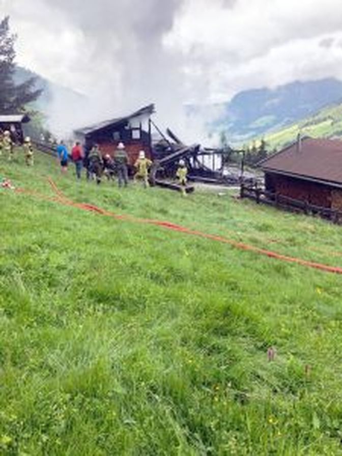 Die Hütte samt Stall wurde ein Raub der Flammen.